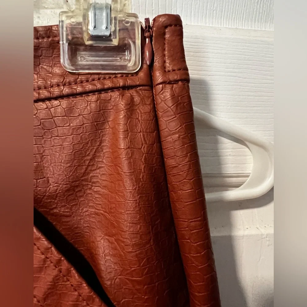 Faux leather skirt - Picture 2 of 4